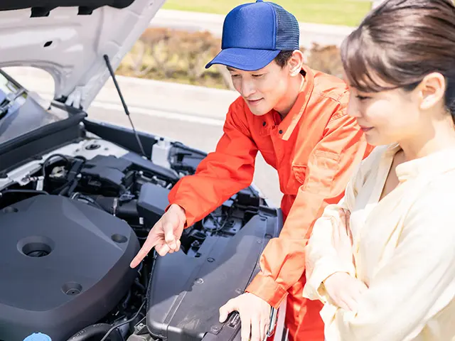 お客様と車をチェックする様子