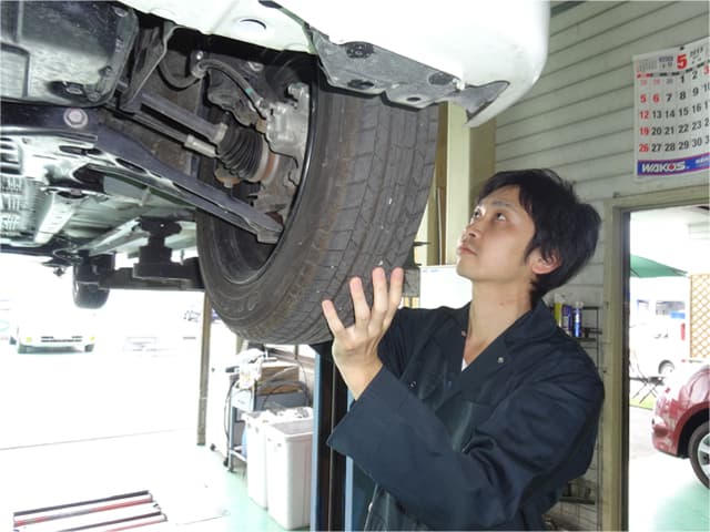 車を点検する様子